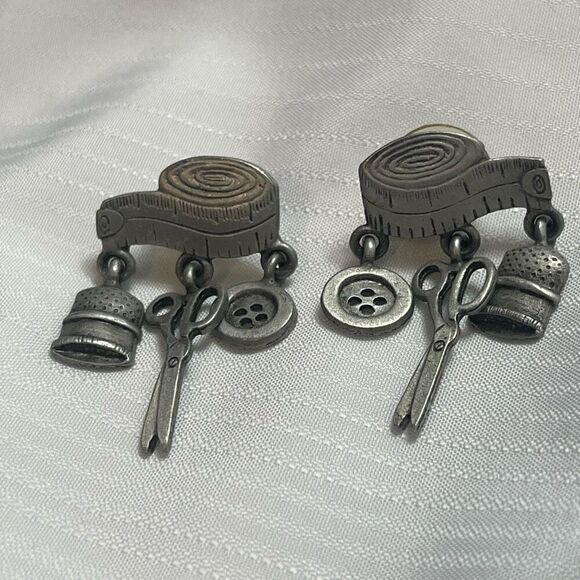 Sewing Earrings Jonette Jewelry Thimble Button Scissors JJ Signed Pewter - Picture 2 of 4